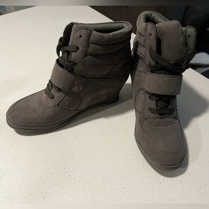 Women’s wedge sneakers